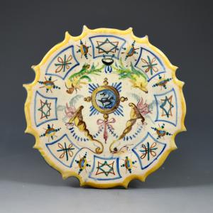 Pequeno prato com pontas e decoração grotesca